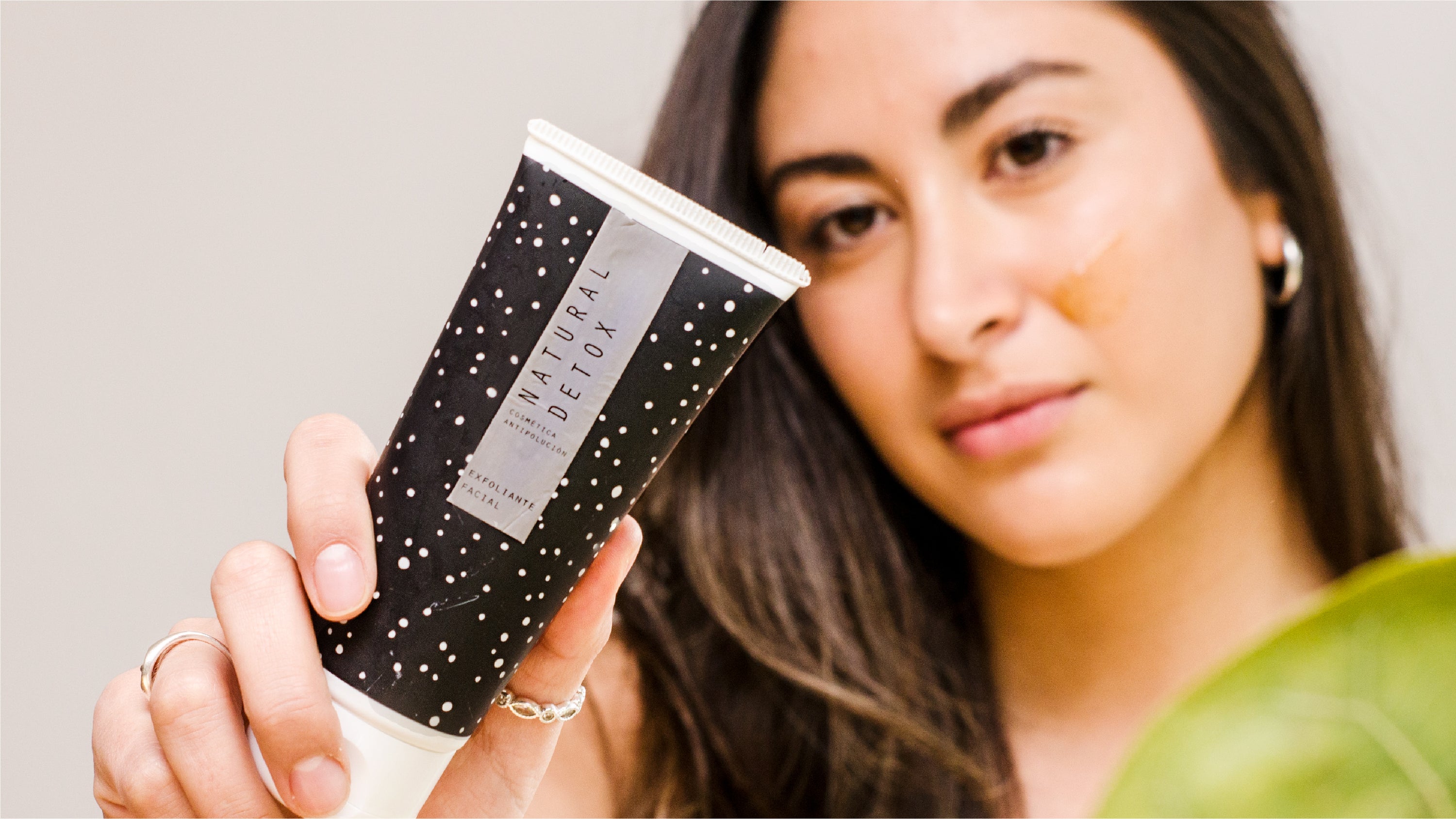 MICROPLÁSTICOS EN EXFOLIANTES: Un problema para ti y para el planeta